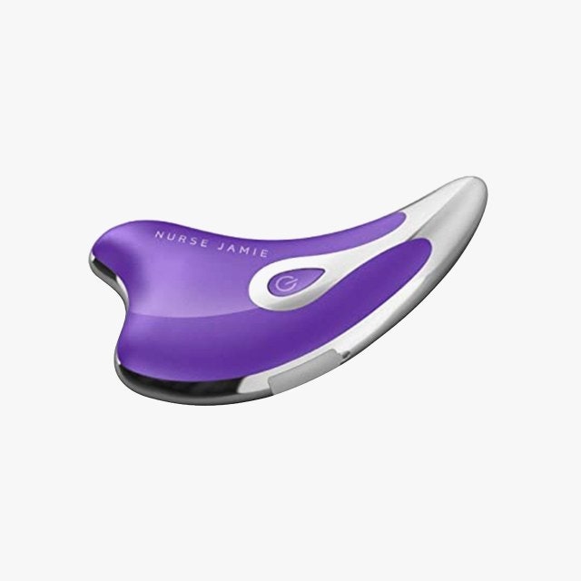 Тедди Куинливан показывает, как сделать вечерний макияж дома (видео)