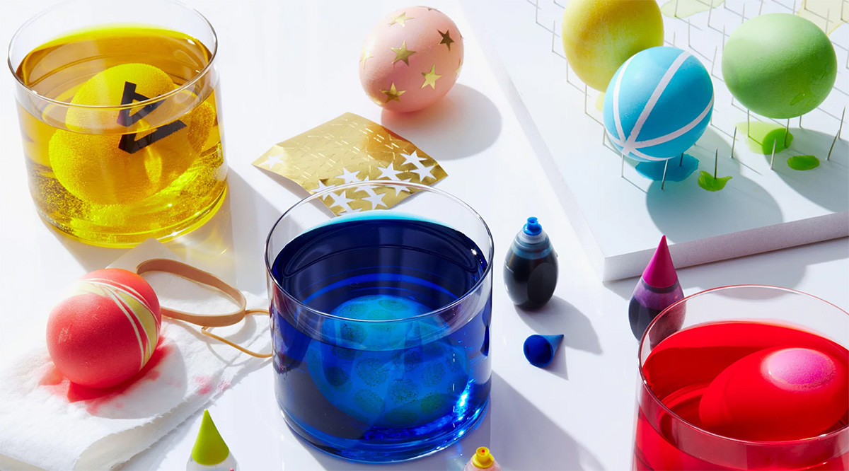 В какие цвета красить яйца