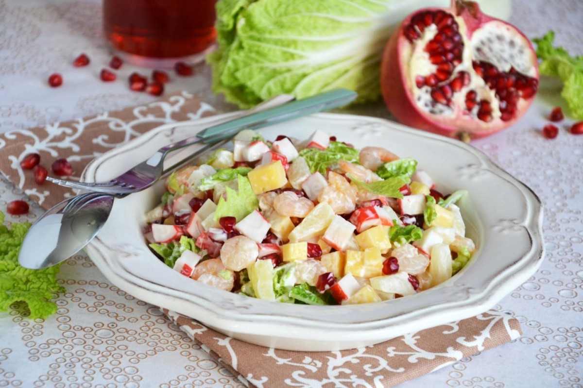 Салат з ананасом, креветками та гранатом