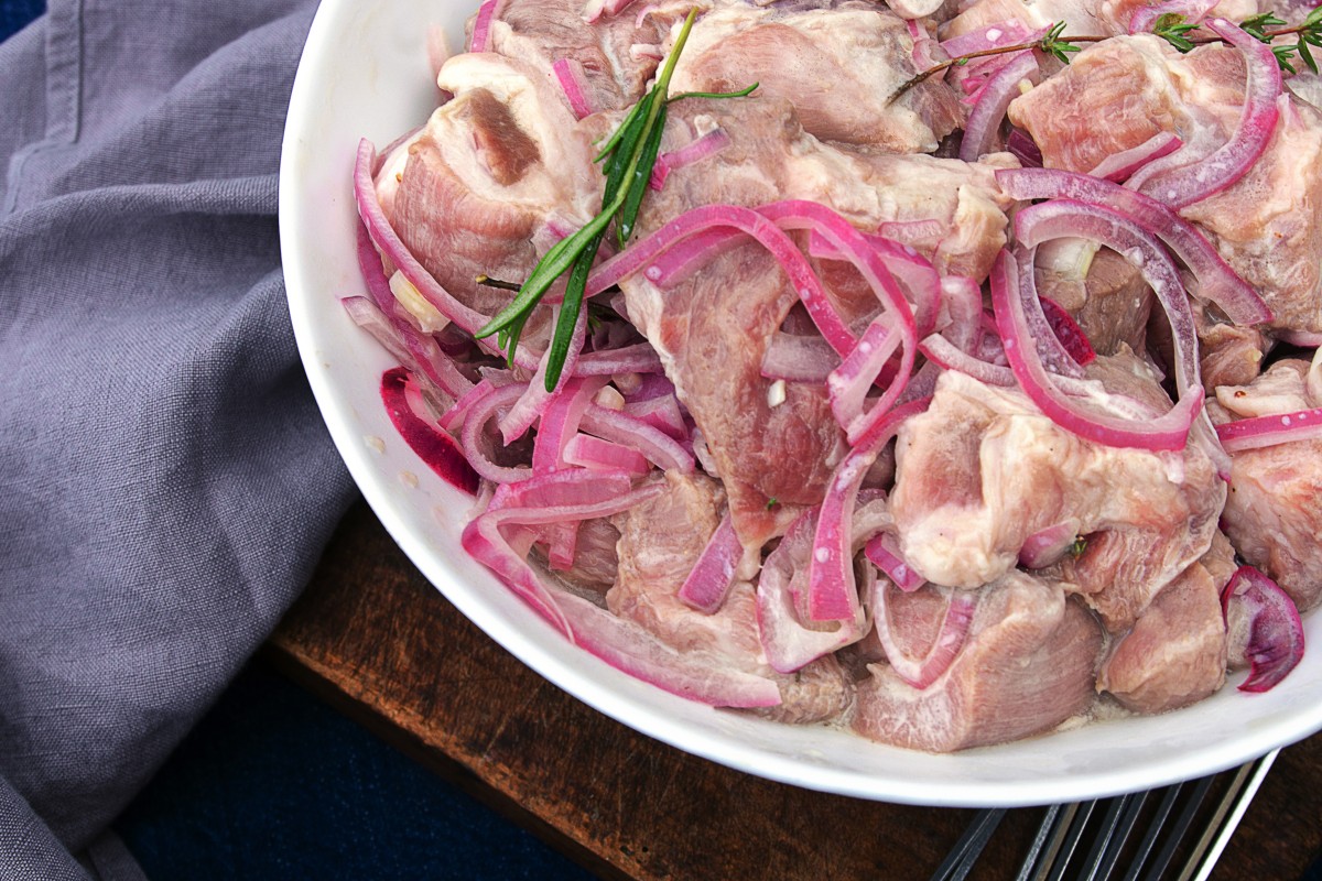 Маринады для шашлыка: 5 универсальных рецептов