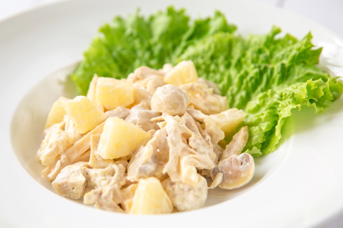 Салат з ананасом, грибами та куркою