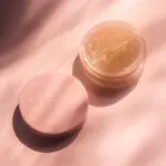 Кайли Дженнер выпустила новый скраб для губ