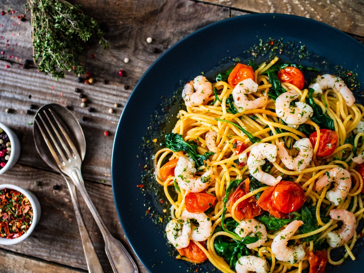 Салат з руколою, анчоусами та креветками