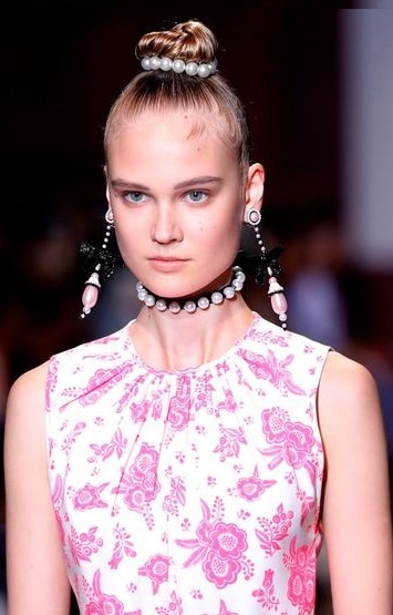 Лак для волос: все, что нужно знать о бьюти-средстве