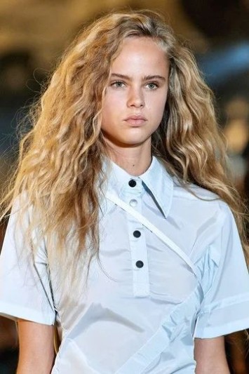 Лак для волос: все, что нужно знать о бьюти-средстве