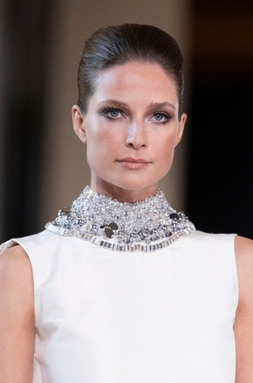 Лак для волос: все, что нужно знать о бьюти-средстве