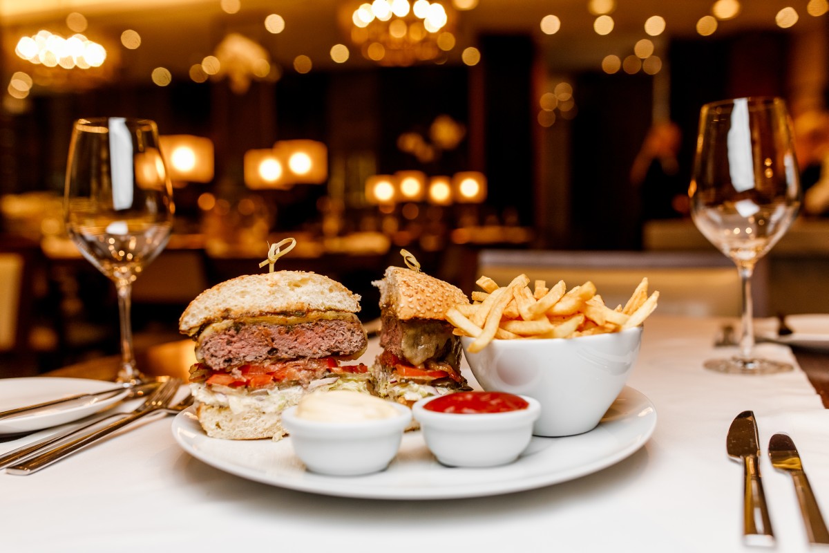 H bar в отеле Hilton Kyiv: невероятные коктейли и четыре кухни мира