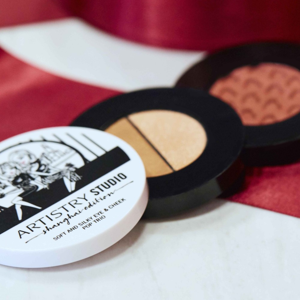 Тени для век и румяна