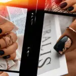 Нескучная классика: черный маникюр, который захочется повторить