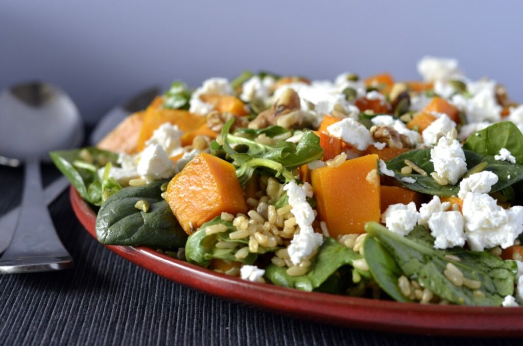Салат із диким рисом, запеченим гарбузом і сиром фета