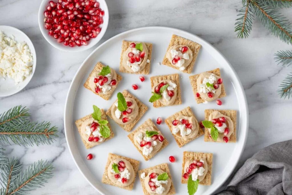 Канапе з хумусом і гранатом