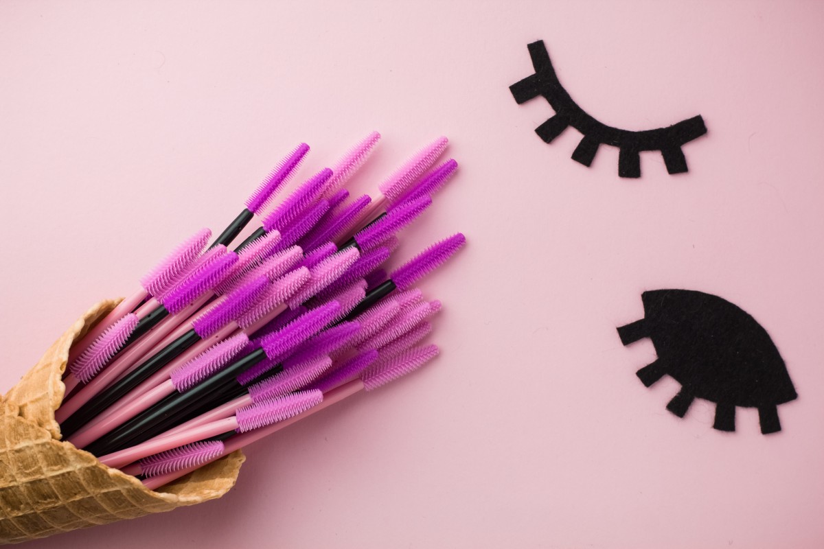 Как ухаживать за наращенными ресницами: 5 основных правил