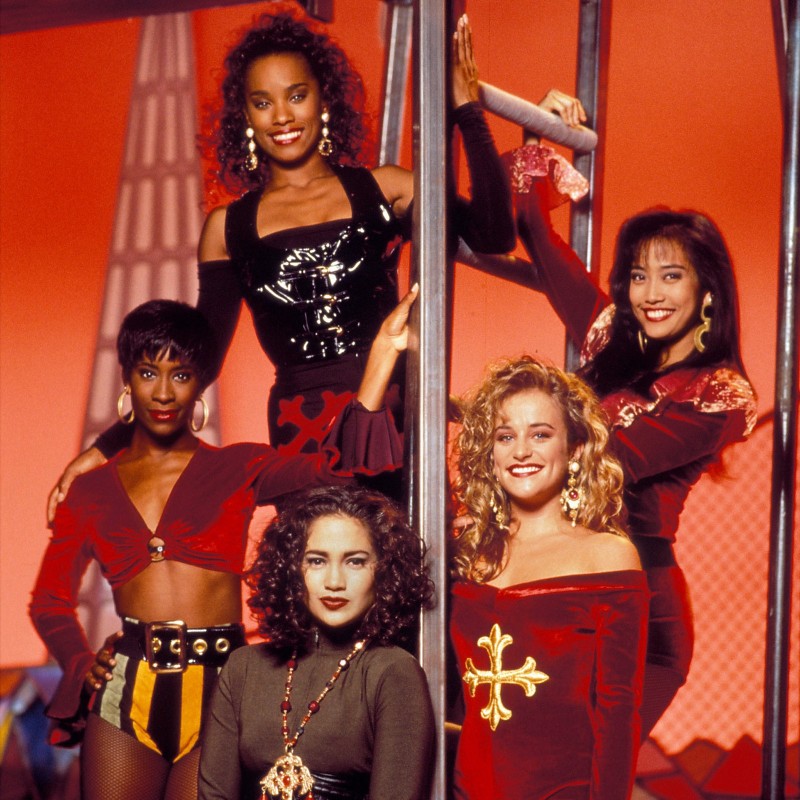 Блестящий шик и лаконичность: топ-15 бьюти-образов Дженнифер Лопес