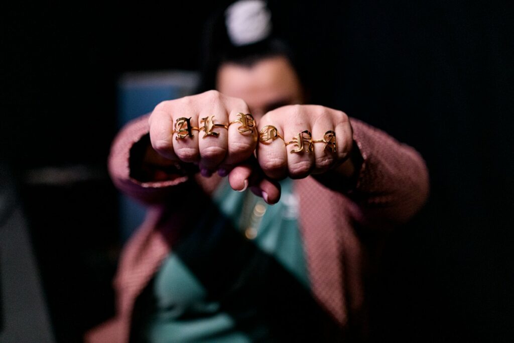 alyona alyona выпустила стебный клип на популярное шоу нулевых «Окна»