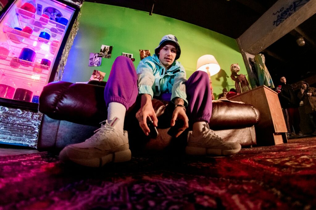 alyona alyona выпустила стебный клип на популярное шоу нулевых «Окна»