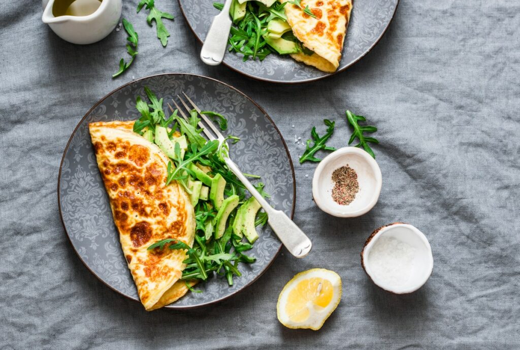 Фритатта с авокадо и беконом