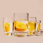 Вода з лимоном натщесерце: кому допомагає, а кому шкодить