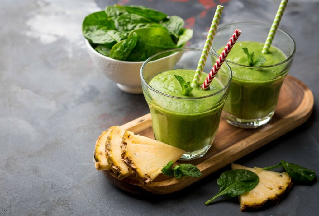 Смузі з зеленого чаю зі шпинатом, ананасом й огірком