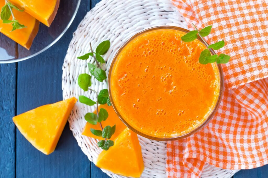 Помаранчевий смузі з гарбуза, апельсина і кураги