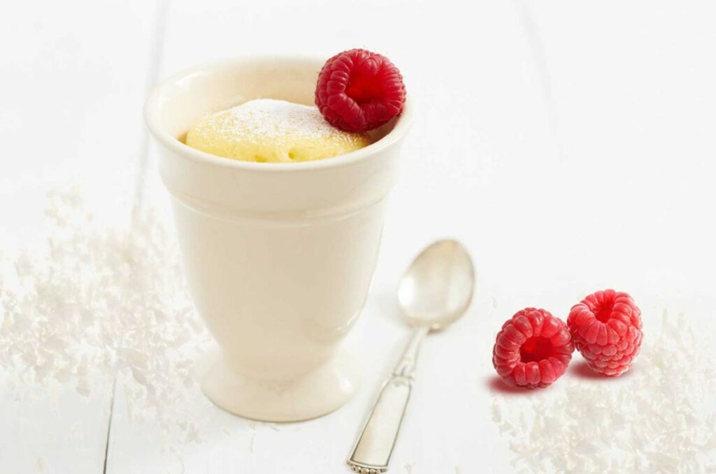 Кокосовый кекс «Рафаэлло»: как приготовить в кружке