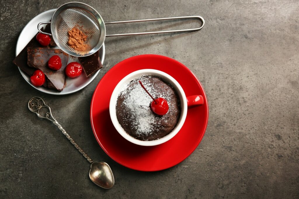 Быстрый шоколадно-вишневый кекс в кружке с овсянкой 