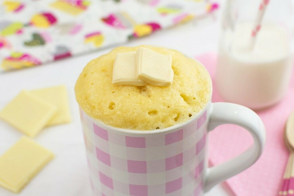 Кекс в кружке с фруктовым пюре и мягким творожком за 3 минуты