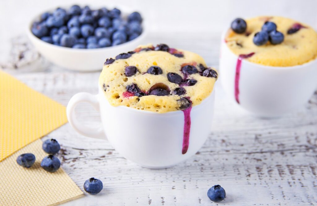 Мегаполезный кекс в кружке с черникой и апельсиновой цедрой