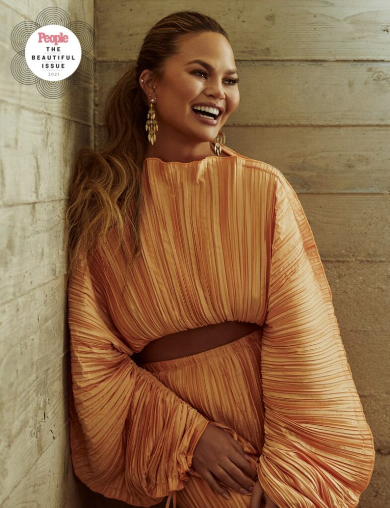 Кріссі Тейген визнано найкрасивішою жінкою за версією журналу People