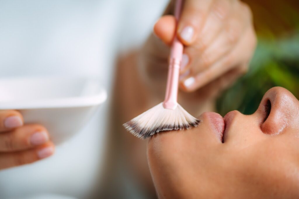 Лужний пілінг обличчя: для чого потрібен і кому підходить