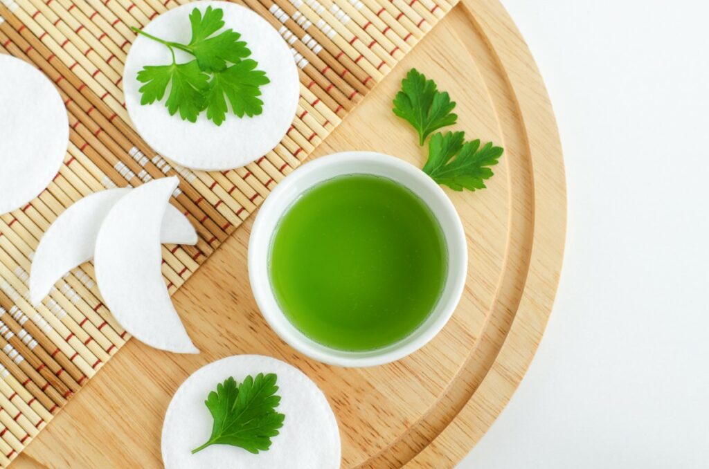 Петрушка для лица: польза и способы использования