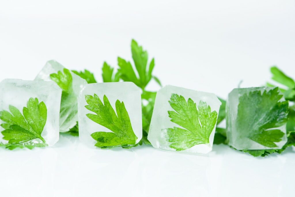 Петрушка для лица: польза и способы использования