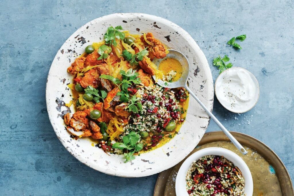 Курка з гранатовими зернами і кускусом