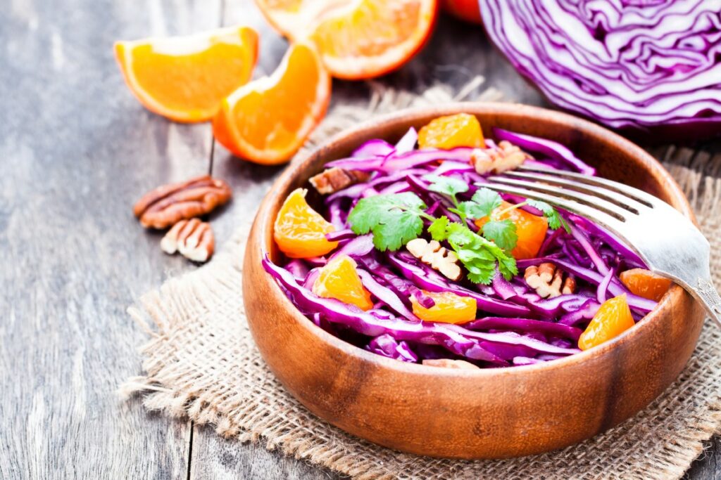 Витаминный салат из капусты, апельсинов и орехов