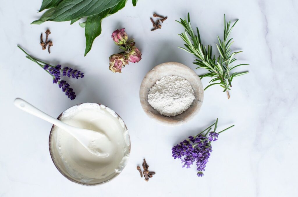 Очищувальна маска з білої глини з медом й ефірною олією