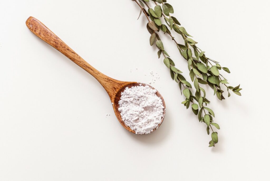 Маска з білої глини з бодягою від пігментних плям і постакне