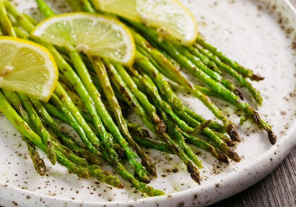 Как вкусно приготовить спаржу на сковороде — весенний рецепт