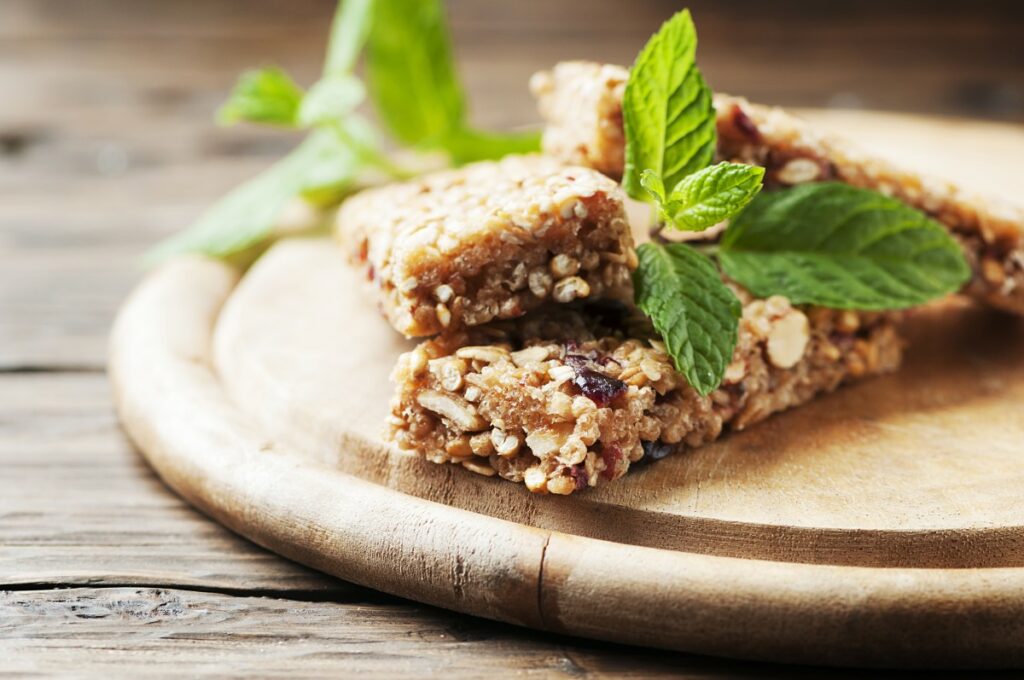 Рецепт вівсяних батончиків з фініками і мигдалем