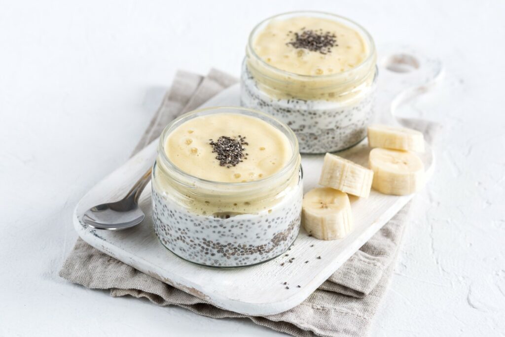 Чиа-пудинг с бананом и грушей