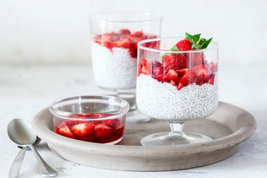 Чиа-пудинг с клубникой