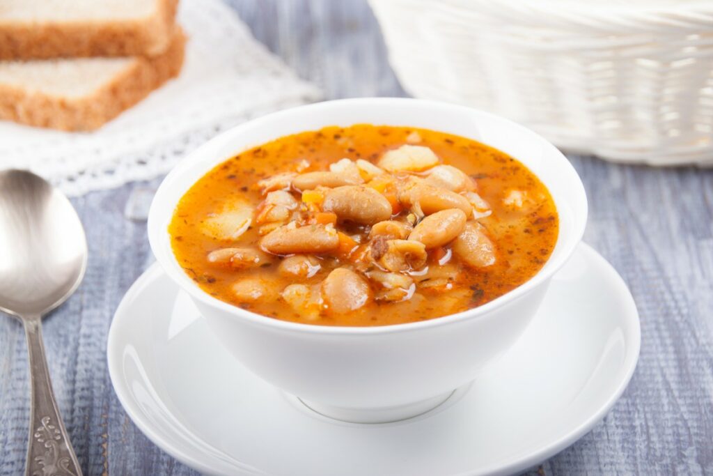 Средиземноморский суп из белой фасоли и апельсина