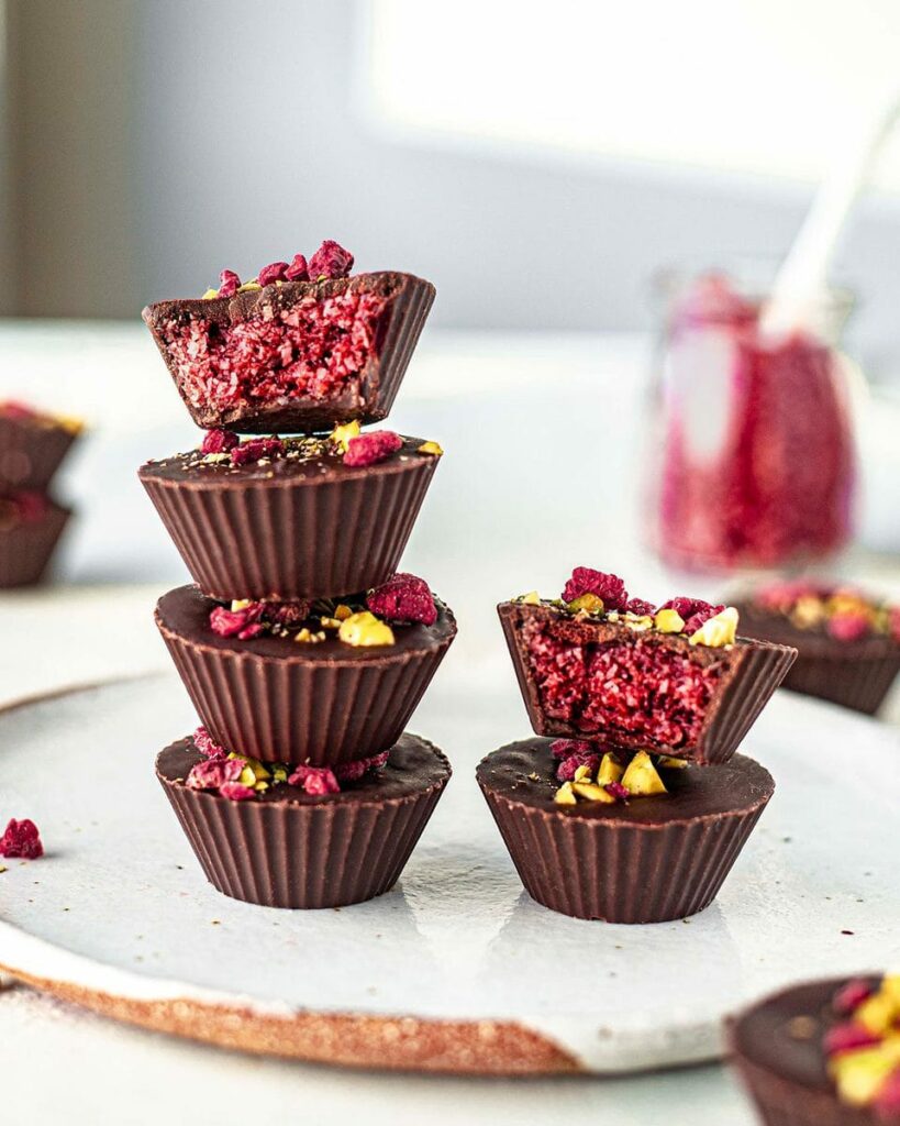 Сыроедческие шоколадные кексы с вишней