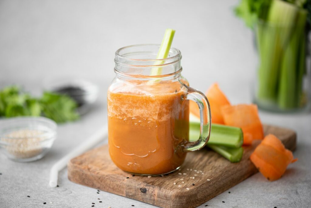 Корисний смузі з селерою, морквою й апельсином