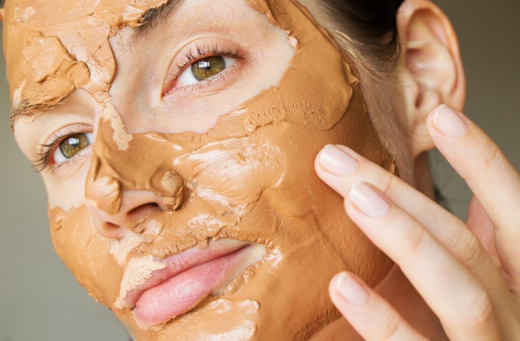 Красная глина для лица: полезные свойства, рецепты домашних масок