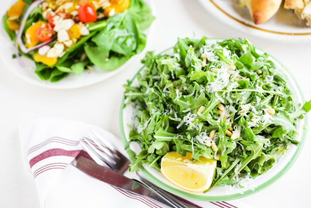 Песто из руколы с орехами и пармезаном