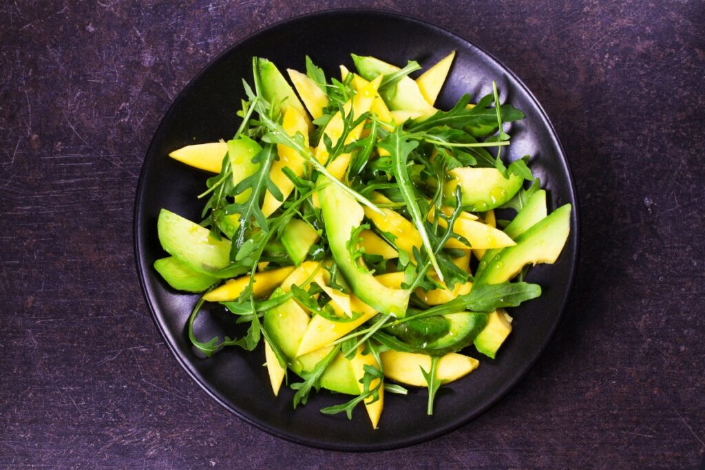 Салат с руколой, яблоками и авокадо