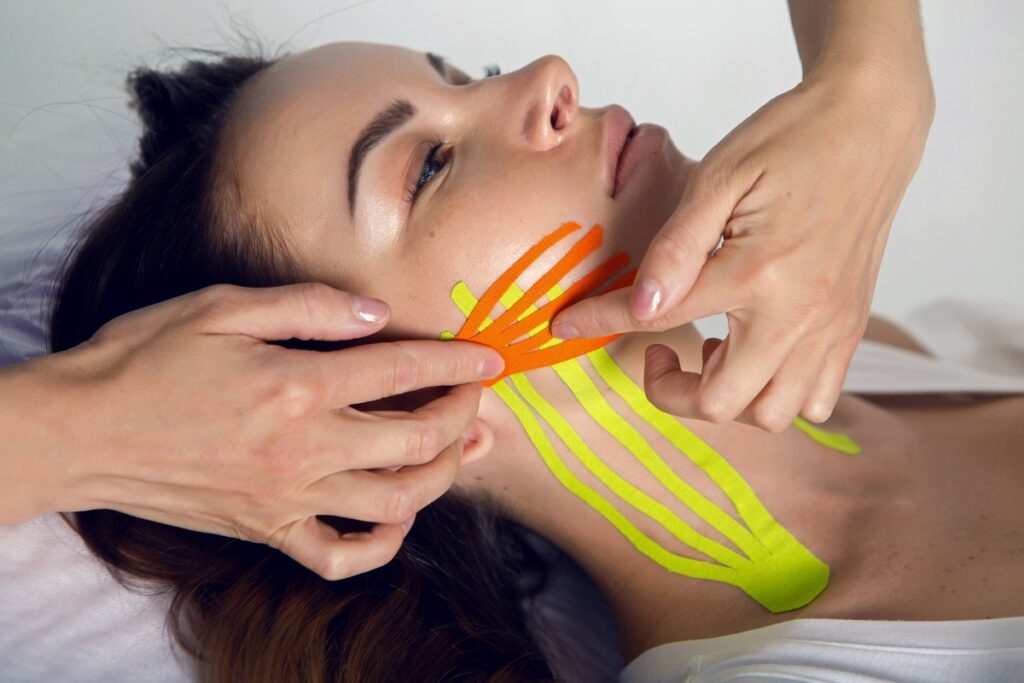 Що таке тейпування обличчя і як це працює