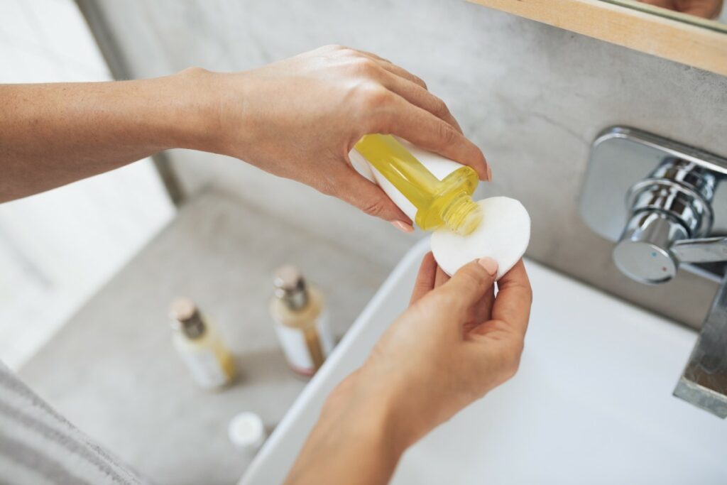 Не до скрипа: как правильно умываться летом без вреда для кожи