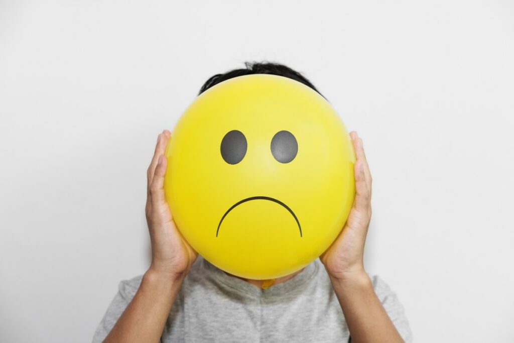 Почему желтеет кожа и появляются пятна — что предпринять