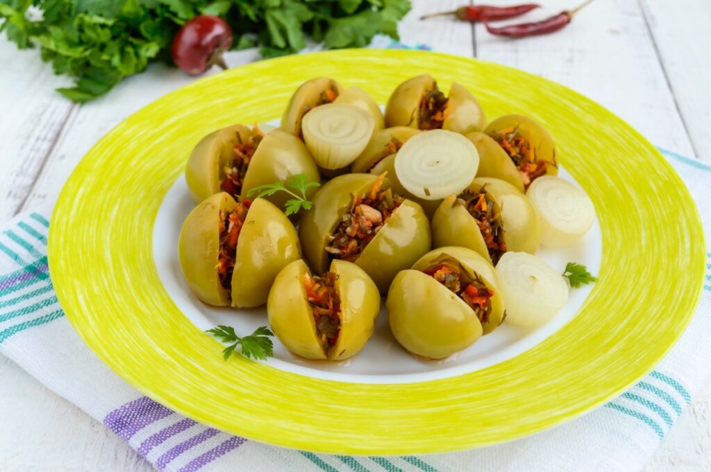 Фаршировані зелені помідори: оригінальний рецепт консервації