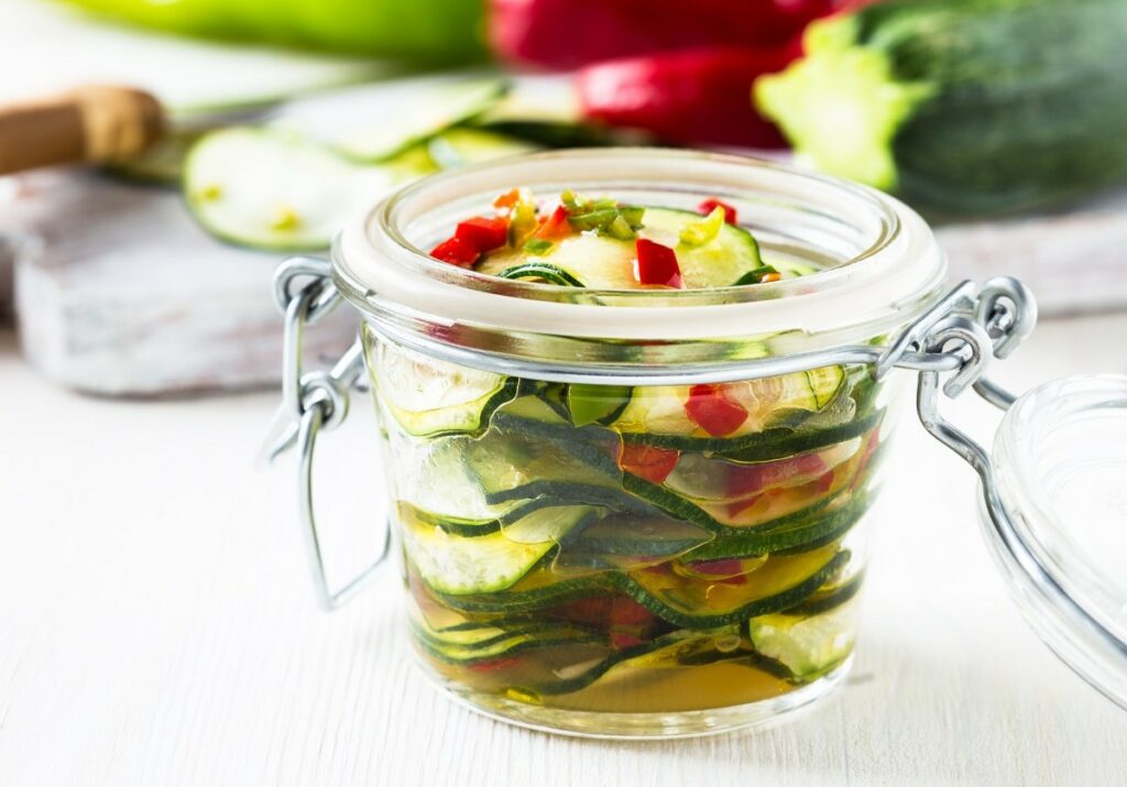 Рецепт салату з огірків і солодкого перцю на зиму